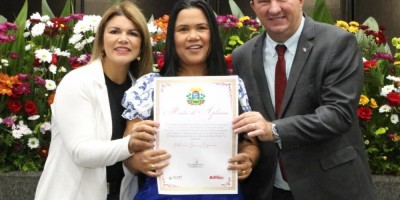 Imagem em Entrega de Títulos Cidadão MT, medalha Lucíola Zanirato e Moções de Aplausos.