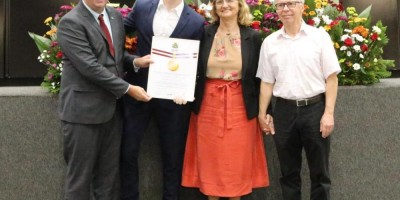 Imagem em Entrega de Títulos Cidadão MT, medalha Lucíola Zanirato e Moções de Aplausos.