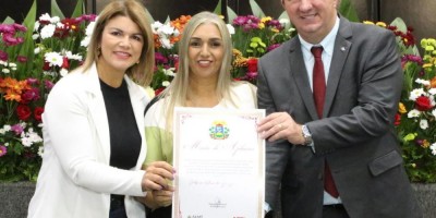 Imagem em Entrega de Títulos Cidadão MT, medalha Lucíola Zanirato e Moções de Aplausos.