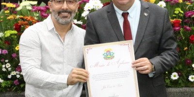 Imagem em Entrega de Títulos Cidadão MT, medalha Lucíola Zanirato e Moções de Aplausos.