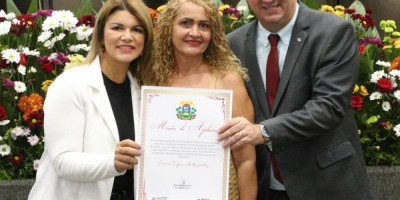 Imagem em Entrega de Títulos Cidadão MT, medalha Lucíola Zanirato e Moções de Aplausos.