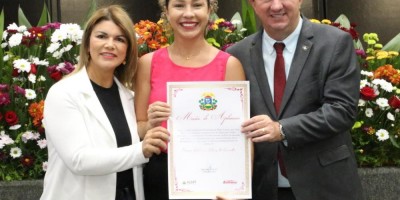 Imagem em Entrega de Títulos Cidadão MT, medalha Lucíola Zanirato e Moções de Aplausos.