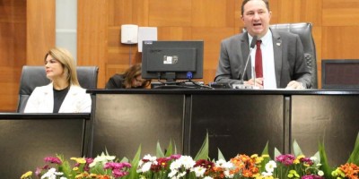 Imagem em Entrega de Títulos Cidadão MT, medalha Lucíola Zanirato e Moções de Aplausos.