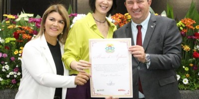 Imagem em Entrega de Títulos Cidadão MT, medalha Lucíola Zanirato e Moções de Aplausos.