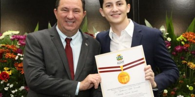 Imagem em Entrega de Títulos Cidadão MT, medalha Lucíola Zanirato e Moções de Aplausos.