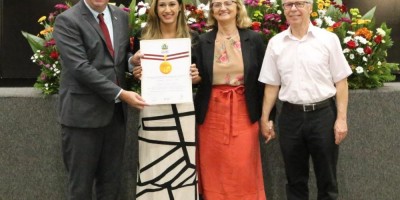 Imagem em Entrega de Títulos Cidadão MT, medalha Lucíola Zanirato e Moções de Aplausos.