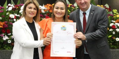 Imagem em Entrega de Títulos Cidadão MT, medalha Lucíola Zanirato e Moções de Aplausos.