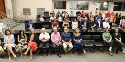 Imagem em Entrega de Títulos Cidadão MT, medalha Lucíola Zanirato e Moções de Aplausos.