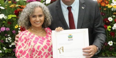 Imagem em Entrega de Títulos Cidadão MT, medalha Lucíola Zanirato e Moções de Aplausos.