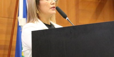 Imagem em Entrega de Títulos Cidadão MT, medalha Lucíola Zanirato e Moções de Aplausos.