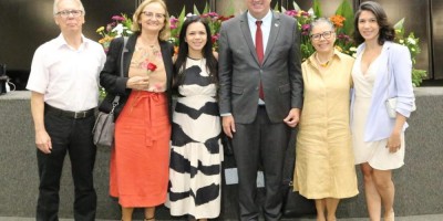 Imagem em Entrega de Títulos Cidadão MT, medalha Lucíola Zanirato e Moções de Aplausos.