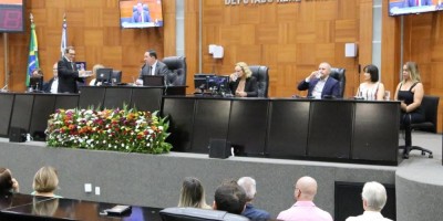 Imagem em Entrega de Títulos Cidadão MT, medalha Lucíola Zanirato e Moções de Aplausos.