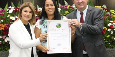 Imagem em Entrega de Títulos Cidadão MT, medalha Lucíola Zanirato e Moções de Aplausos.