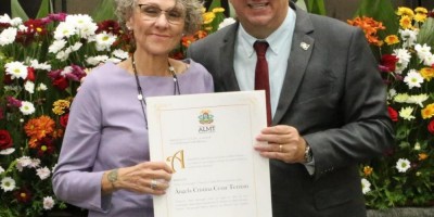 Imagem em Entrega de Títulos Cidadão MT, medalha Lucíola Zanirato e Moções de Aplausos.