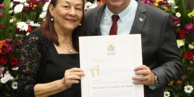 Imagem em Entrega de Títulos Cidadão MT, medalha Lucíola Zanirato e Moções de Aplausos.