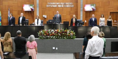 Imagem em Entrega de Títulos Cidadão MT, medalha Lucíola Zanirato e Moções de Aplausos.