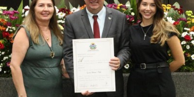 Imagem em Entrega de Títulos Cidadão MT, medalha Lucíola Zanirato e Moções de Aplausos.