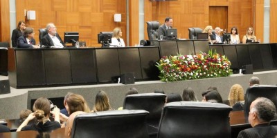 Imagem em Entrega de Títulos Cidadão MT, medalha Lucíola Zanirato e Moções de Aplausos.