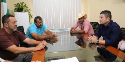 Imagem em Reunião na Câmara Municipal de Tabaporã.