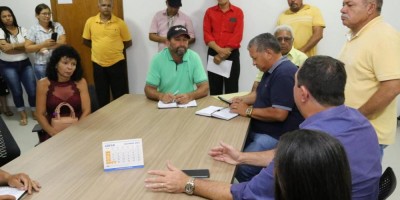 Imagem em Reunião na Câmara Municipal de Feliz Natal.