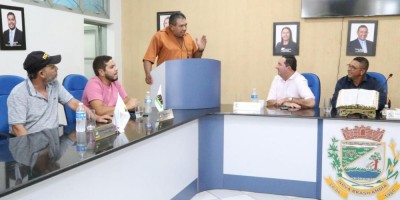 Imagem em Reunião na Câmara Municipal de Nova Brasilândia.