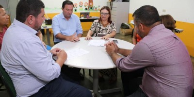 Imagem em Reunião na Câmara Municipal de Santa Terezinha.