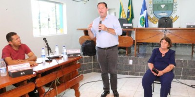 Imagem em Reunião na Câmara Municipal de Santa Terezinha.