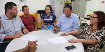 Imagem em Reunião na Câmara Municipal de Santa Terezinha.