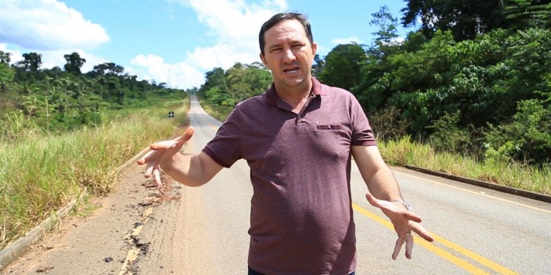 Deputado cobra punição a empreiteira responsável por asfalto esfarelado