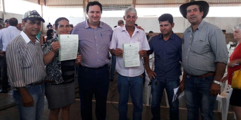 Valdir Barranco participa da entrega de 116 títulos rurais em Sinop