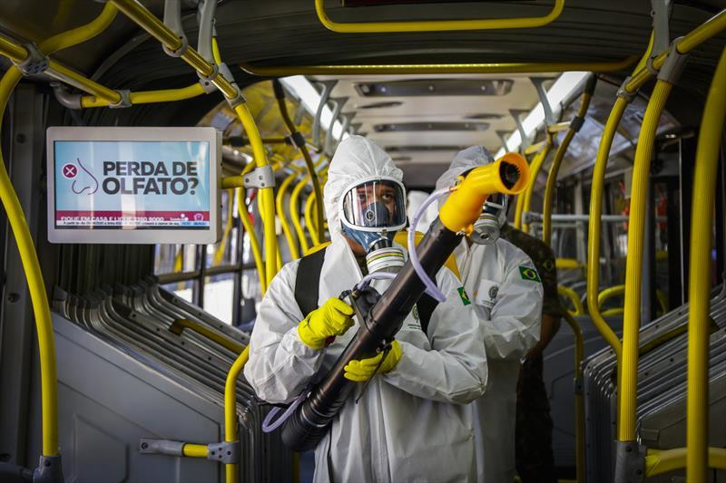 Leis que obrigam a desinfecção e limpeza dos ônibus e prorrogam a validade de documentos comemoram um ano