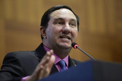 Deputado cobra provas do governador sobre acusação de diplomas "falsos" de professores