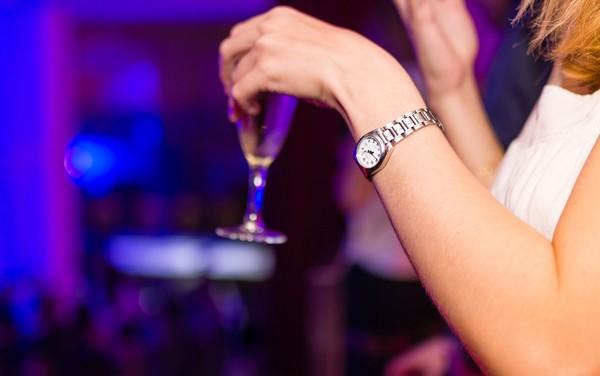 Projeto de lei obriga bares e restaurantes a prestarem auxílio para mulheres em situação de risco