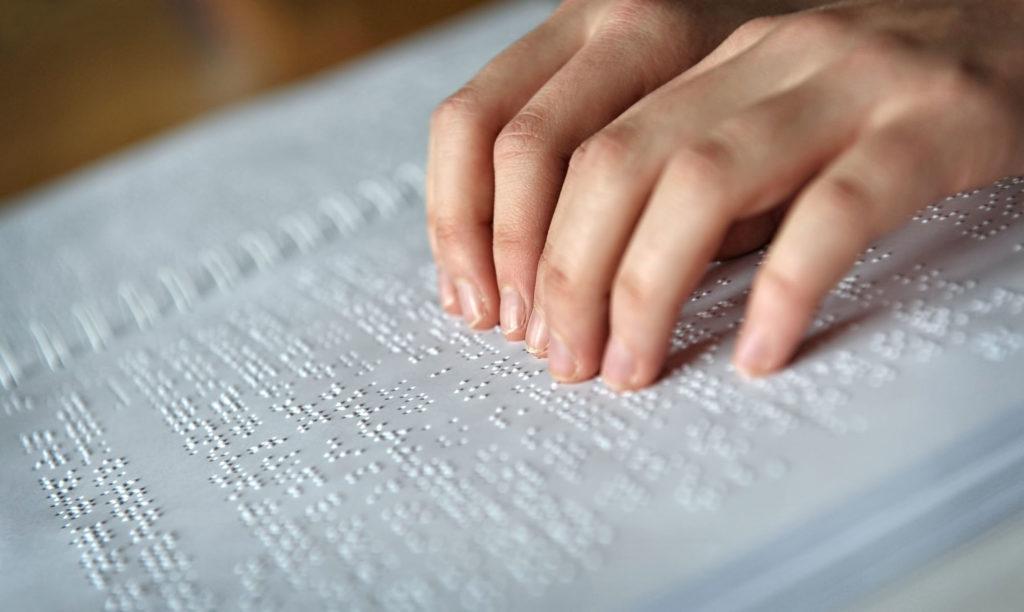 Inclusão: Oferta de serviços bancários em Braille é tema de PL