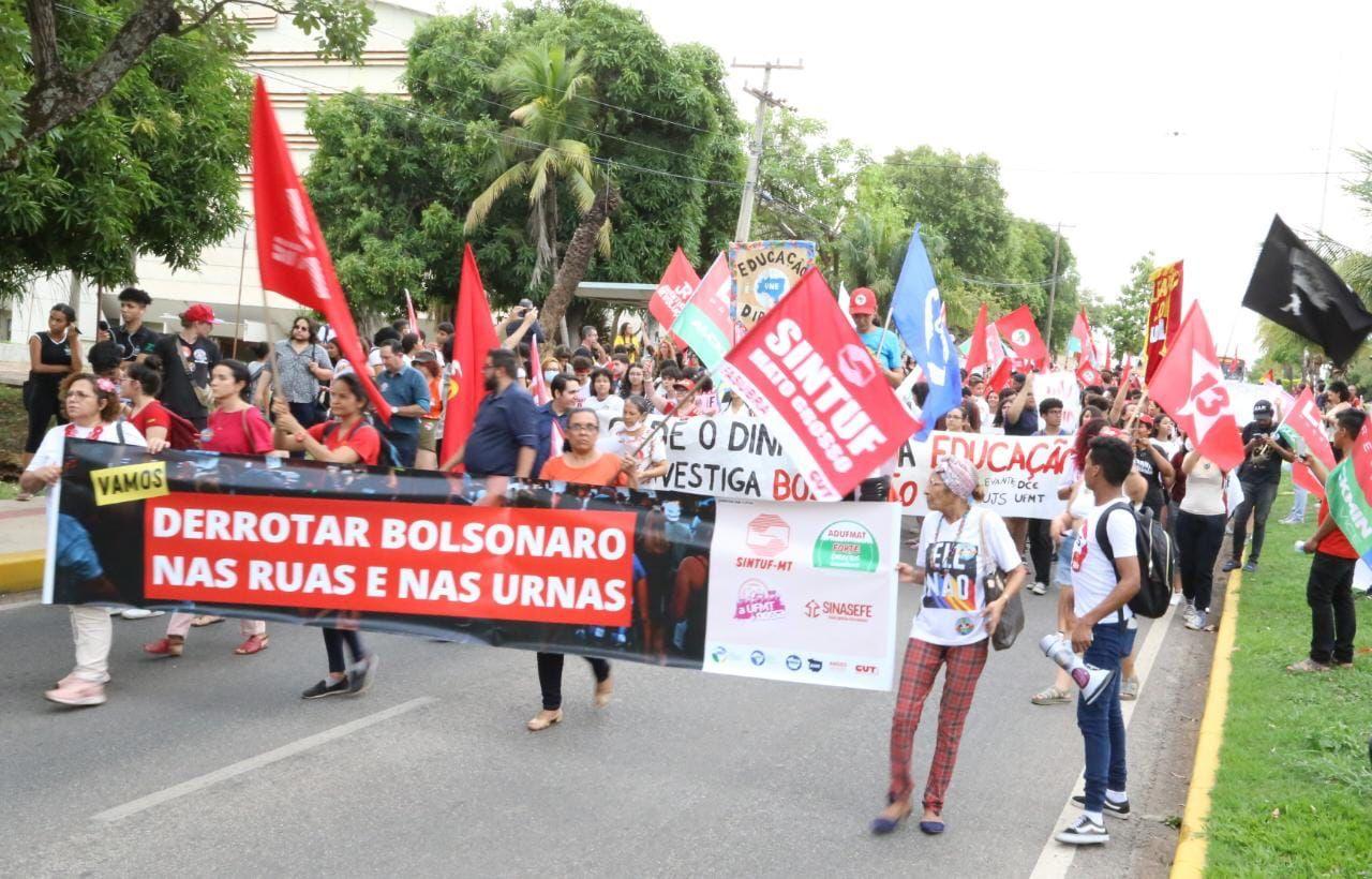 Barranco participa de protesto em Cuiabá em defesa da educação e contra os cortes do governo federal