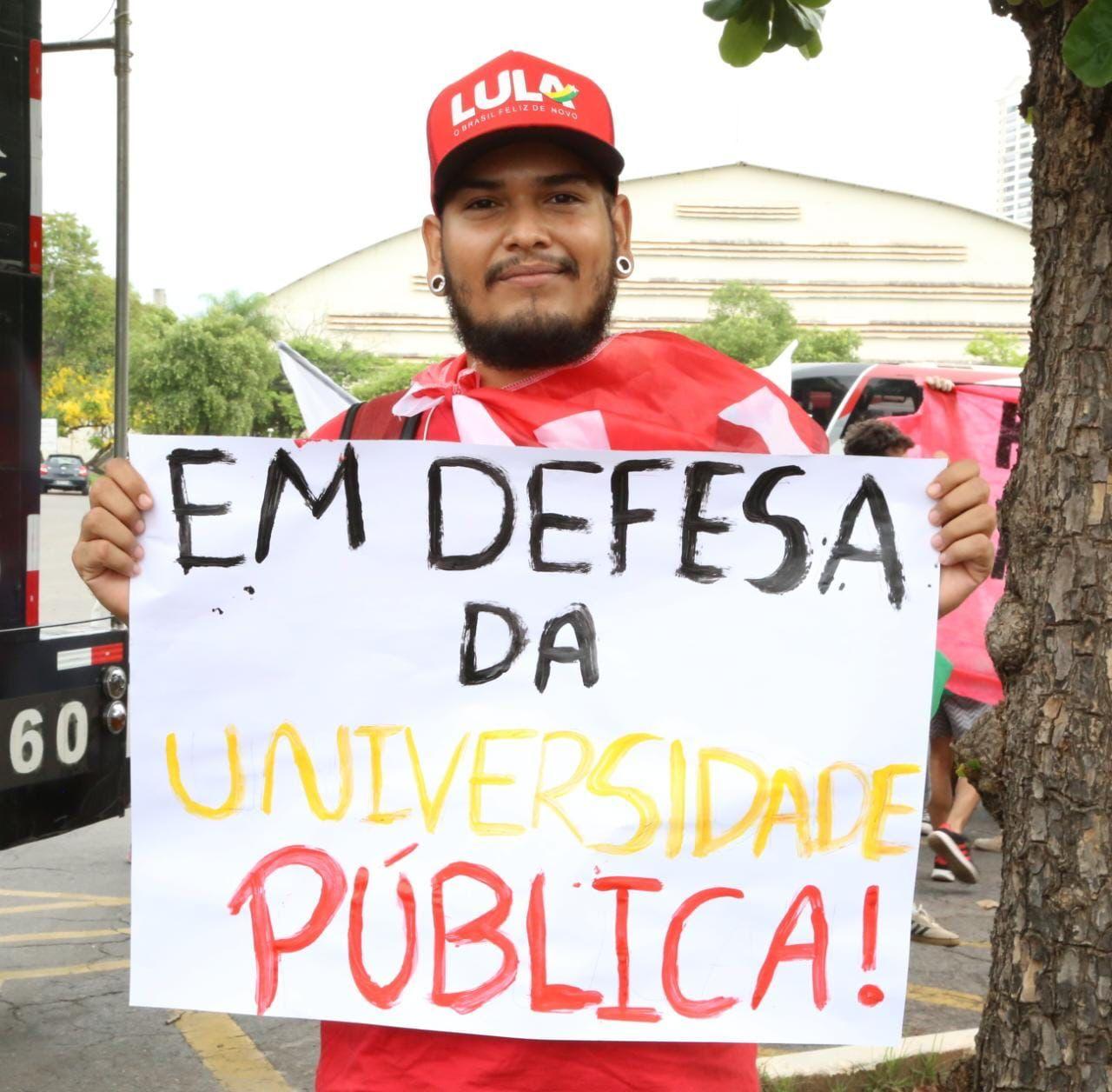Barranco participa de protesto em Cuiabá em defesa da educação e contra os cortes do governo federal
