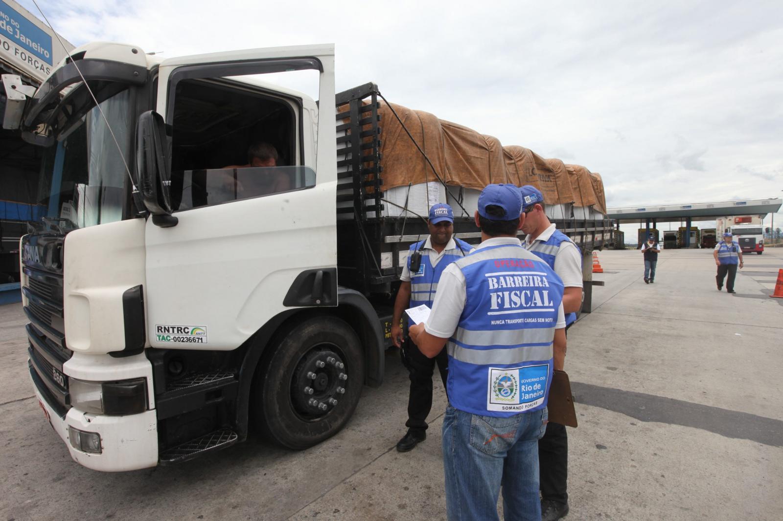 Atendimento prioritário a veículos que transportam medicamentos em barreiras fiscais é lei em MT