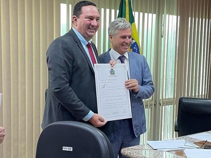 Barranco entrega título de cidadão mato-grossense a ministro do Desenvolvimento Agrário, Paulo Teixeira