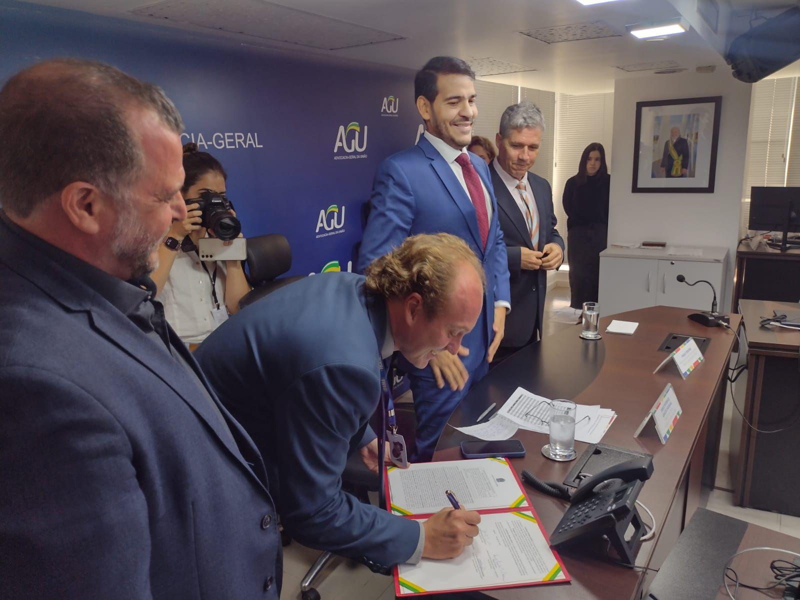 Ato histórico: Barranco participa de cerimônia de assinatura de desembargo ambiental no Assentamento Jonas Pinheiro, de Sorriso e Vera