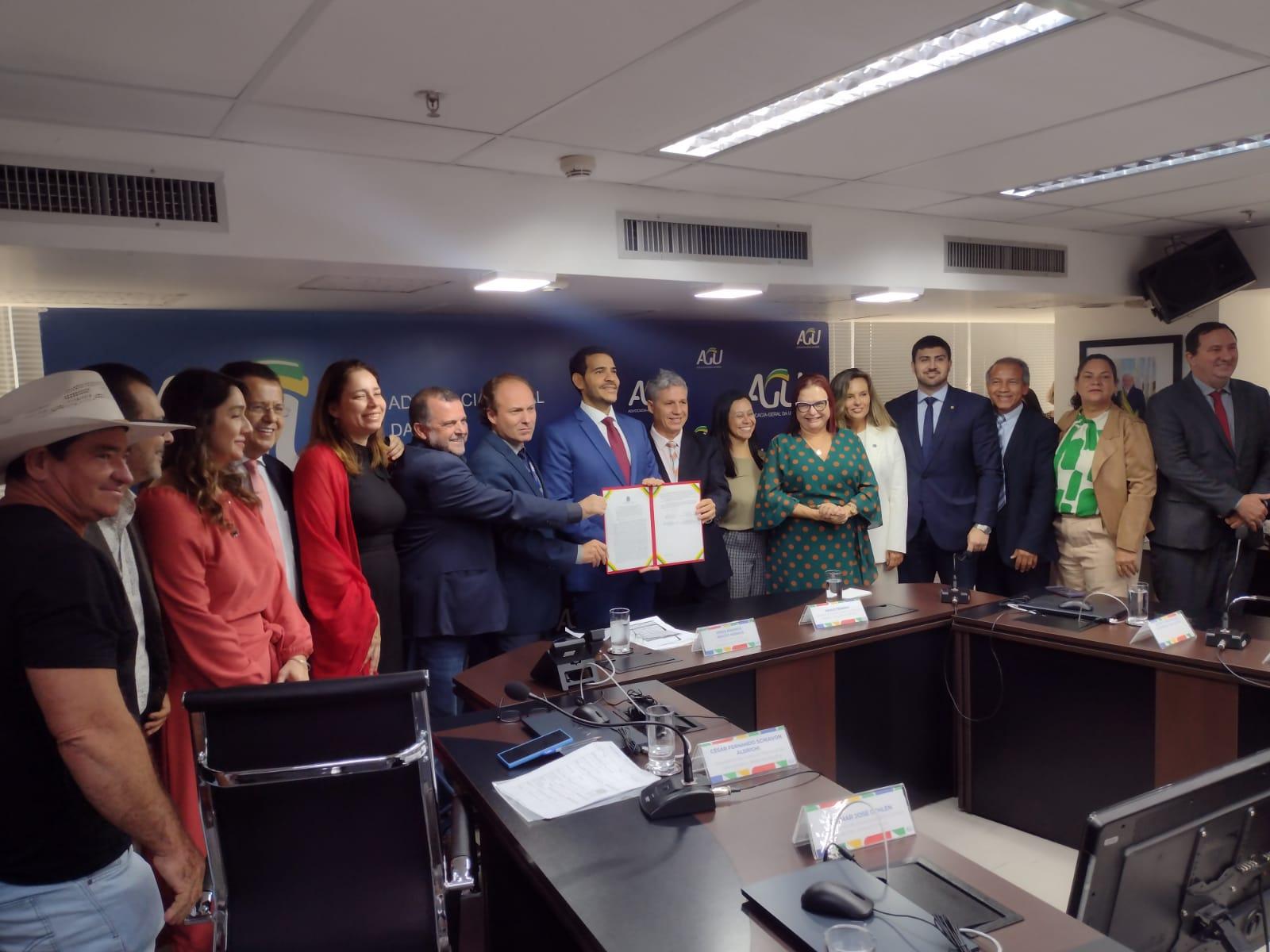 Ato histórico: Barranco participa de cerimônia de assinatura de desembargo ambiental no Assentamento Jonas Pinheiro, de Sorriso e Vera