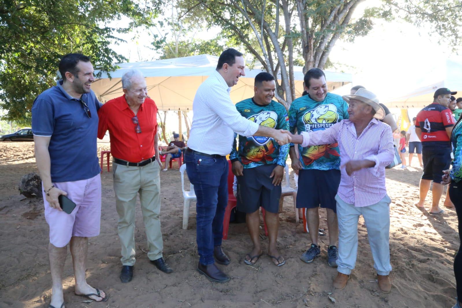 Barranco participa de Festival de Pesca de Acorizal e entrega retroescavadeira para o município