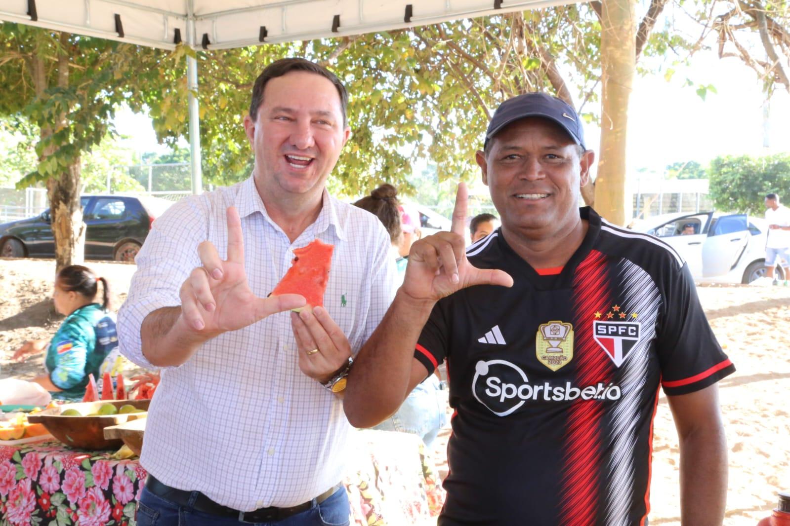 Barranco participa de Festival de Pesca de Acorizal e entrega retroescavadeira para o município