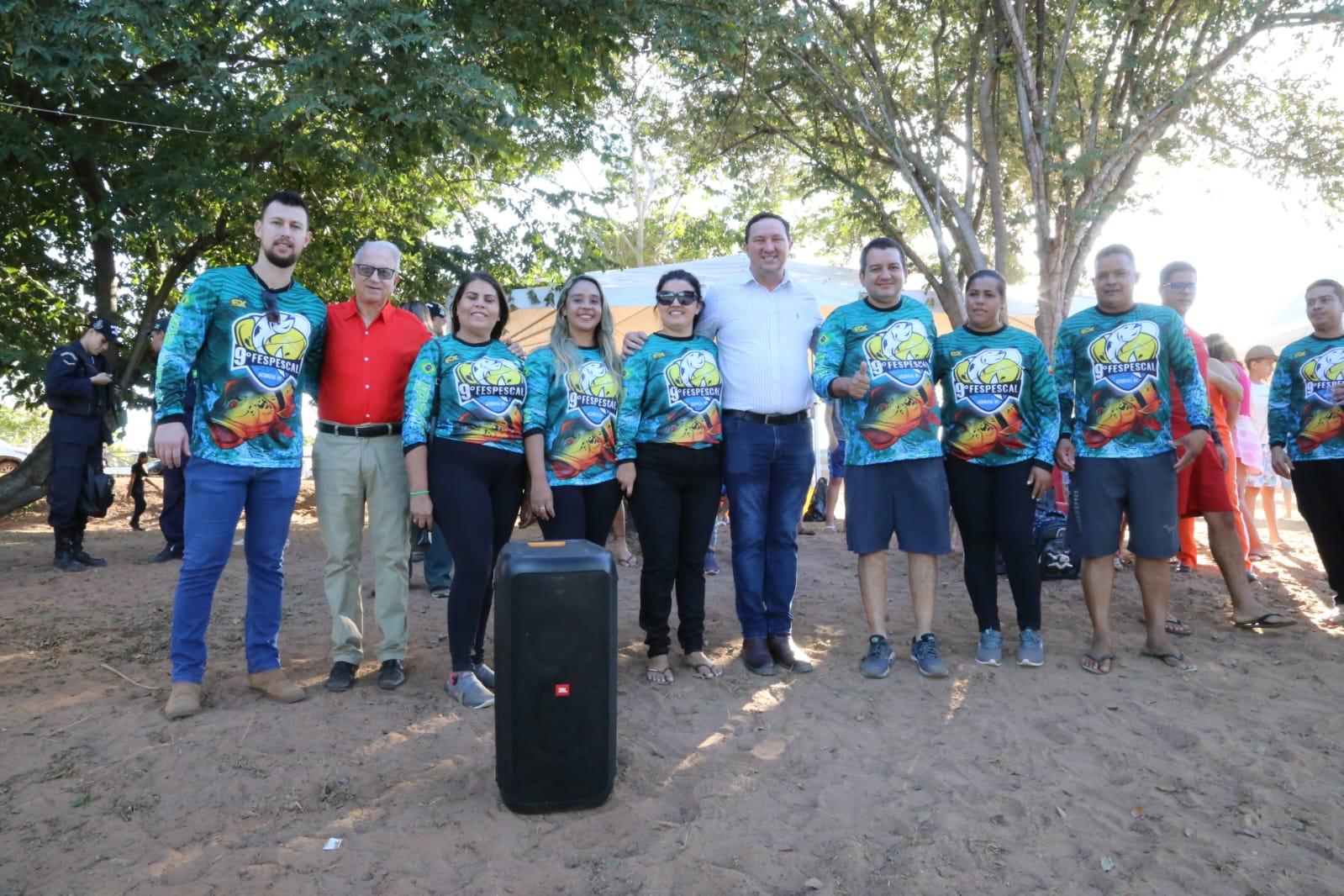 Barranco participa de Festival de Pesca de Acorizal e entrega retroescavadeira para o município