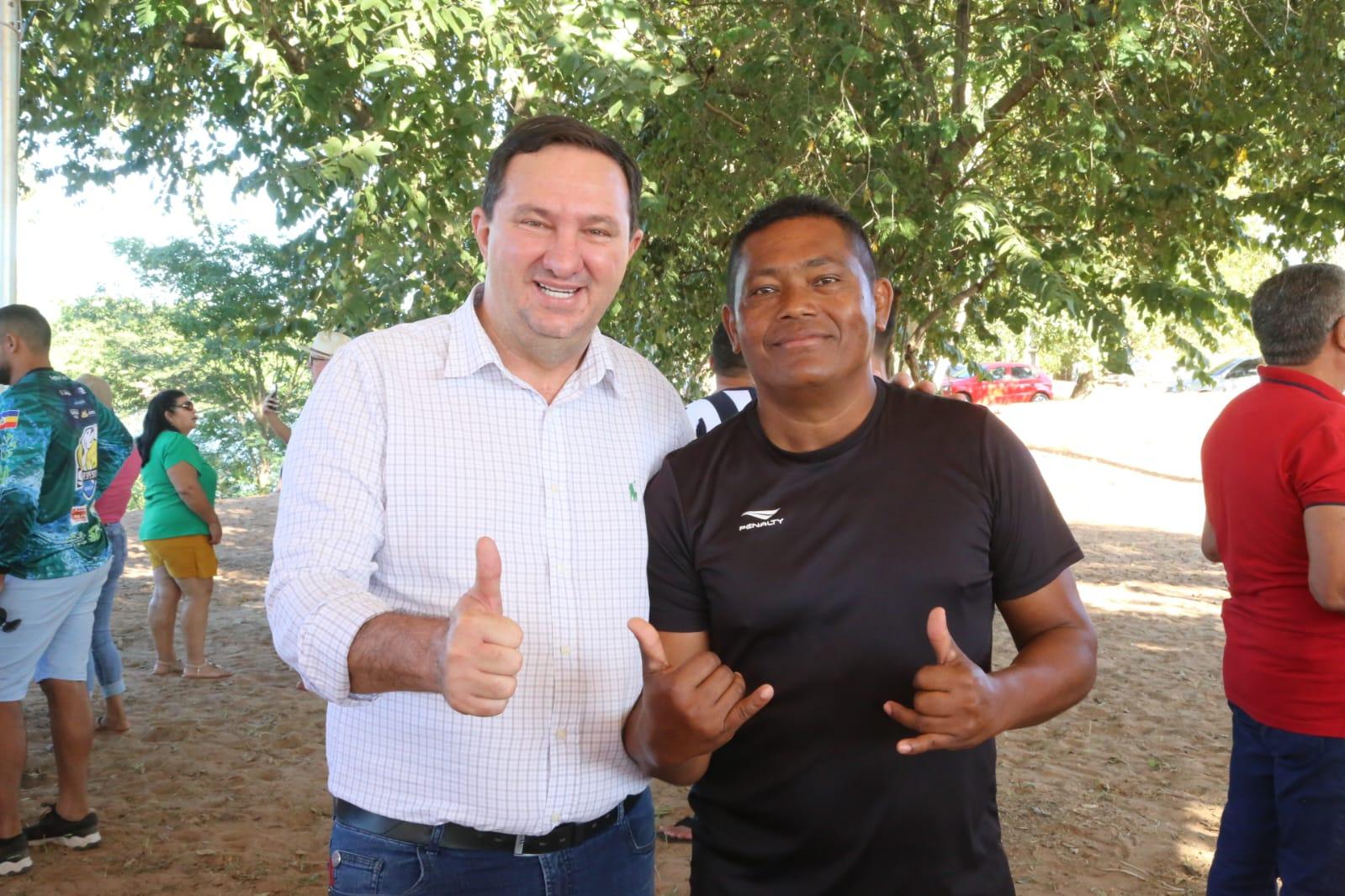 Barranco participa de Festival de Pesca de Acorizal e entrega retroescavadeira para o município