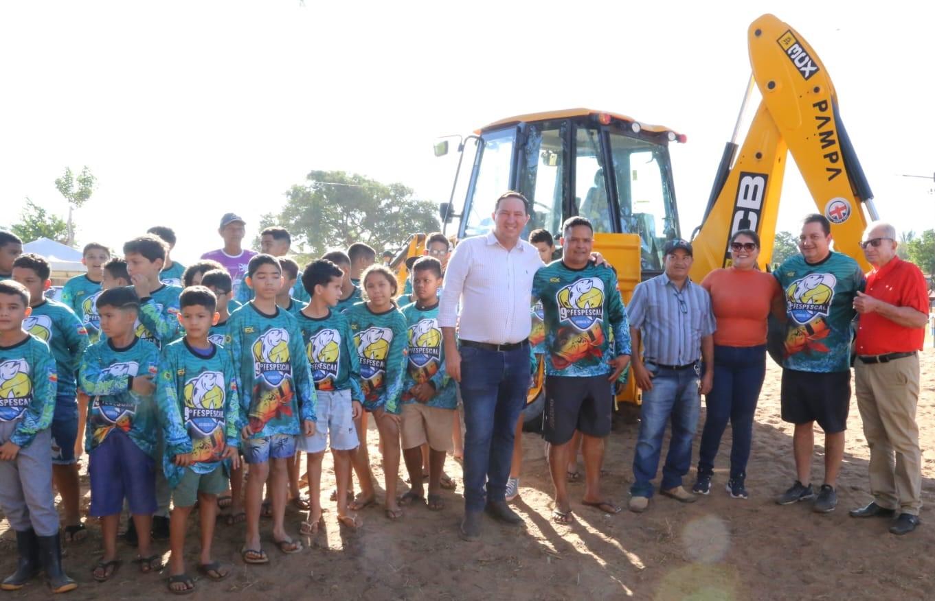Barranco participa de Festival de Pesca de Acorizal e entrega retroescavadeira para o município