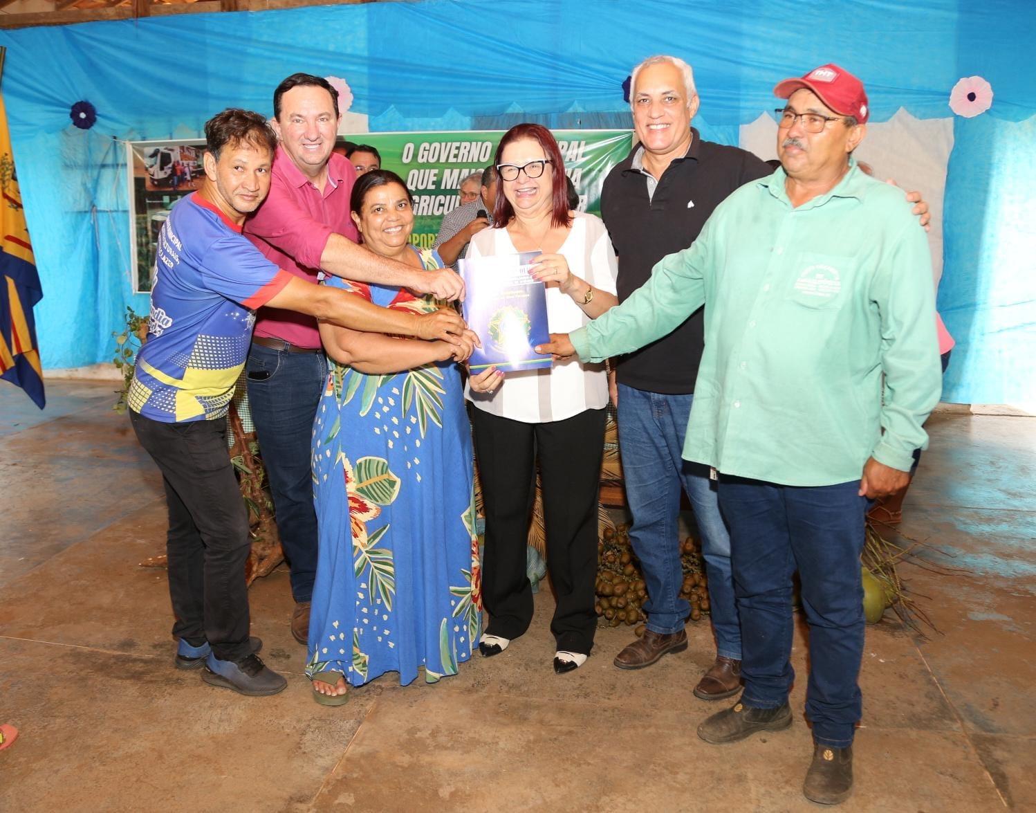 Barranco participa da entrega de 86 títulos definitivos a assentados em Nortelândia