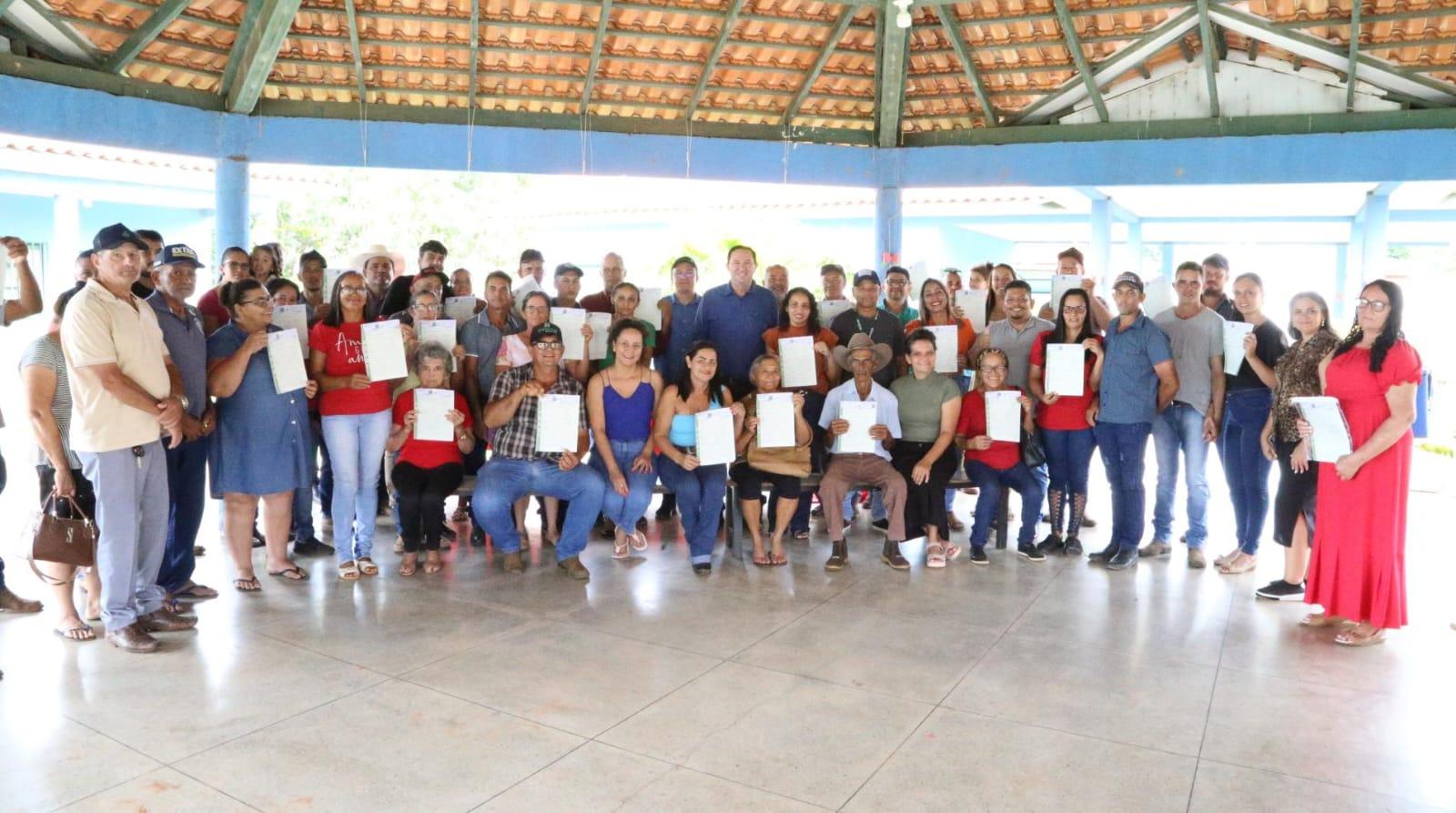 Barranco entrega 260 títulos rurais definitivos em Confresa