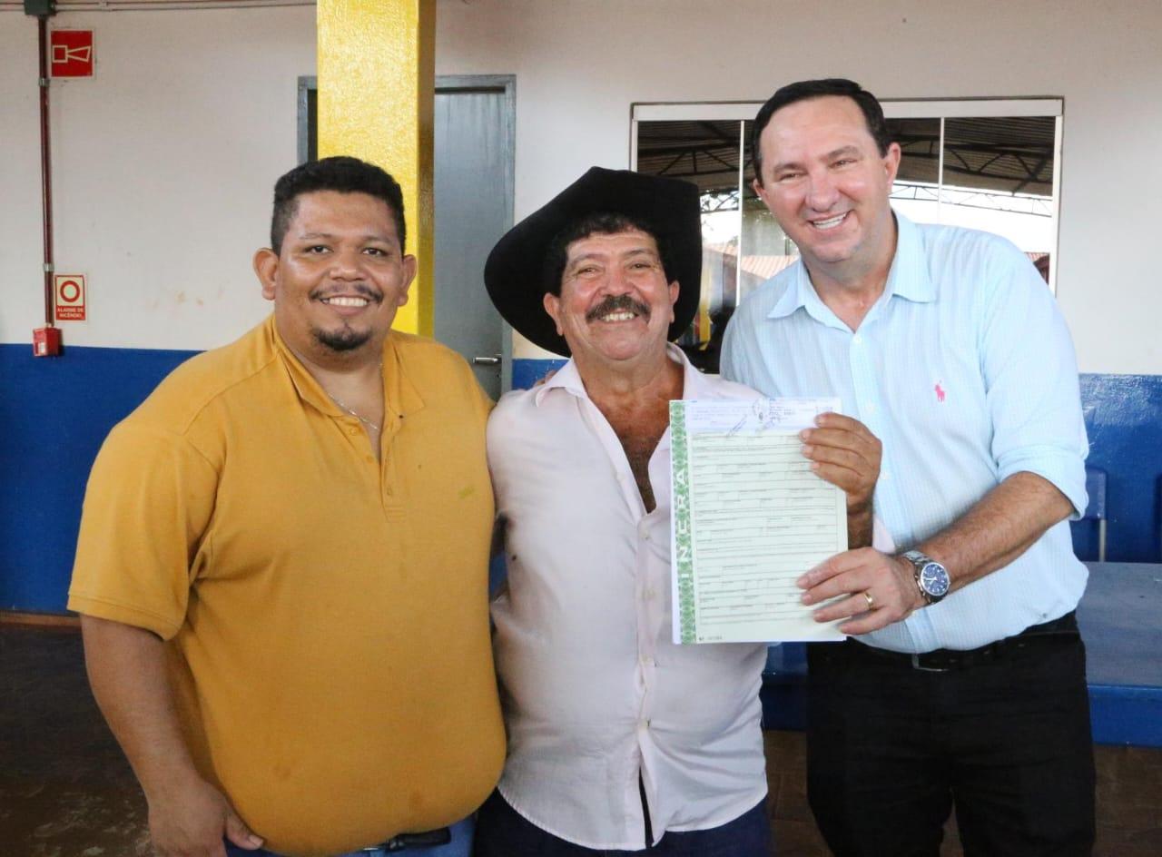 Barranco entrega 260 títulos rurais definitivos em Confresa
