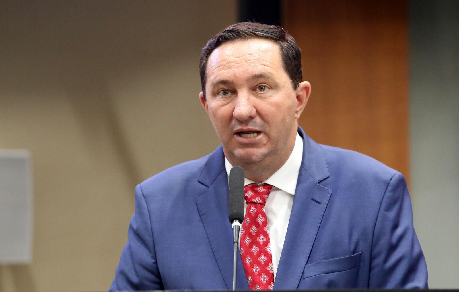 Governo prioriza militares e penaliza professores: Um ataque direto à educação pública