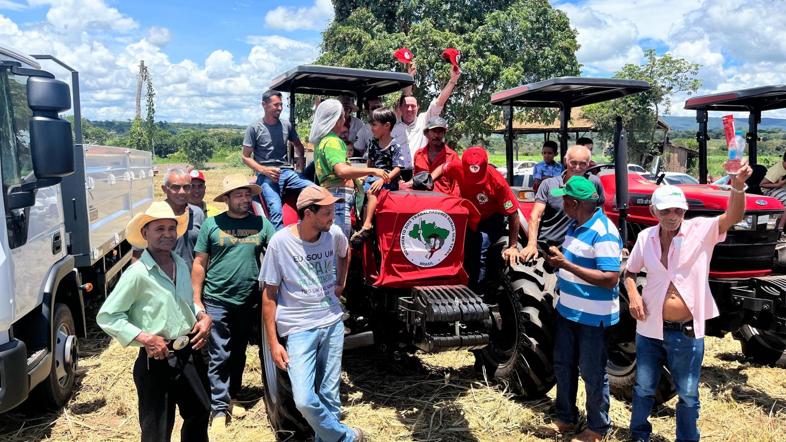 11 milhões para a agricultura familiar: Ao lado do ministro Fávaro, Barranco participa de entrega de maquinários em Rondonópolis, Pedra Preta, Juscimeira e São José do Povo 11 milhões para a agricultura familiar: Ao lado do ministro Fávaro, Barranco participa de entrega de maquinários em Rondonópolis, Pedra Preta, Juscimeira e São José do Povo